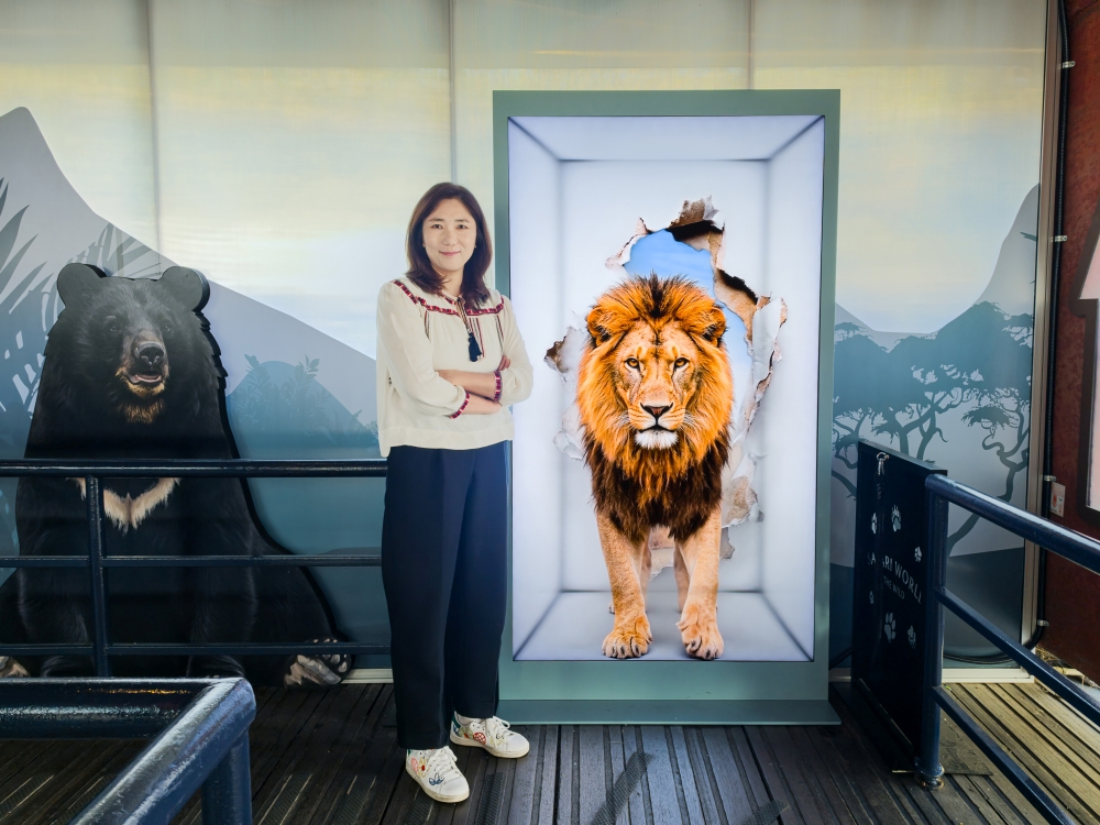 裴智妍在爱宝乐园展示区接受采访